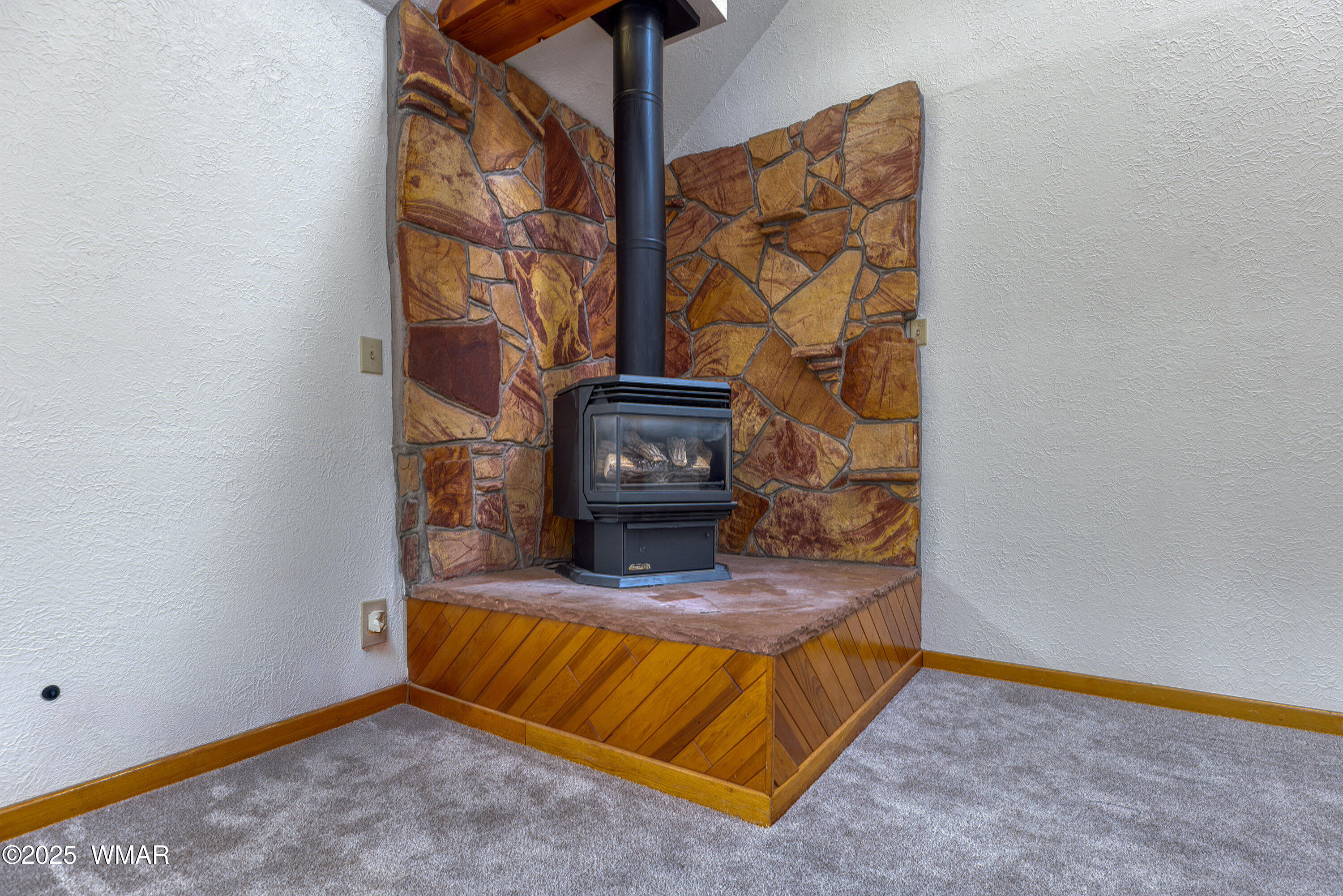 5382 Pine Dawn Road Lakeside, AZ 85929 - Photo 23 of 48 Living room with gas fireplace