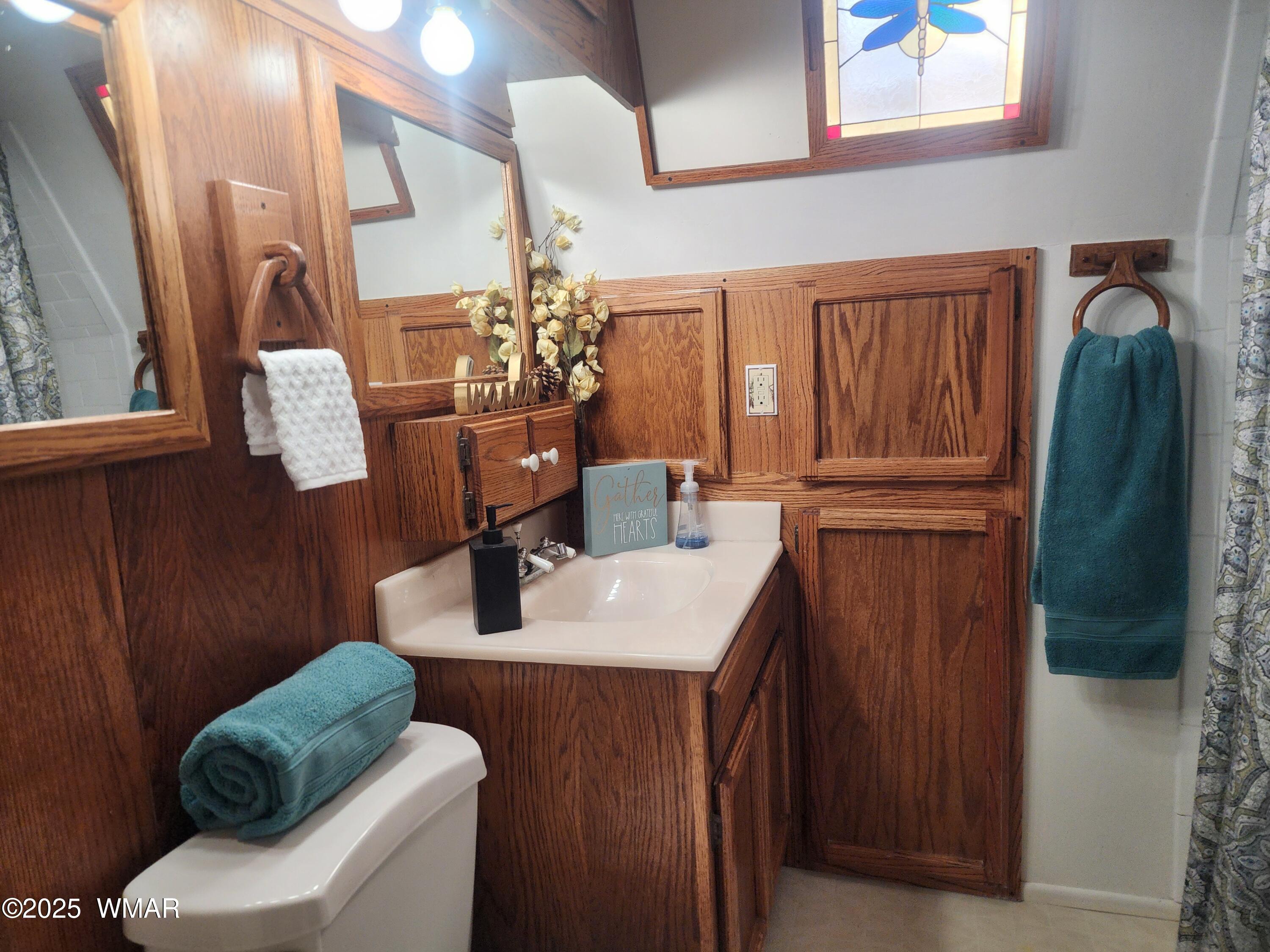 5382 Pine Dawn Road Lakeside, AZ 85929 - Photo 32 of 48 Guest bathroom LA staging
