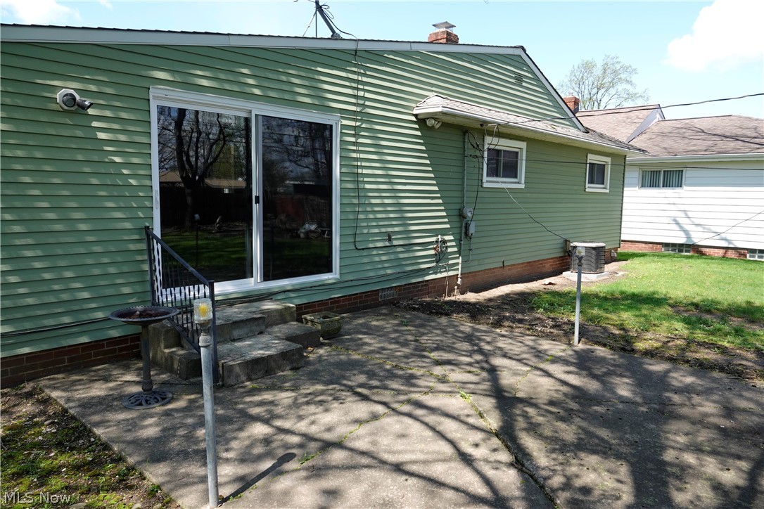 1661 Chelmsford Road Cleveland, OH 44124 - Photo 3 of 27