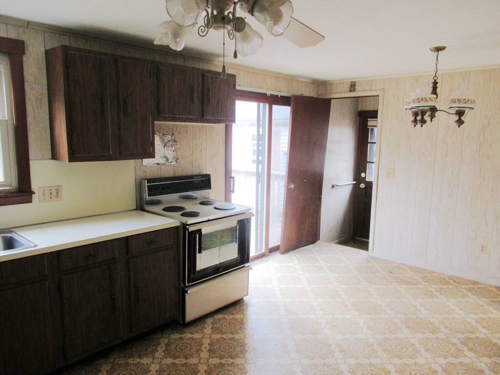 35 Tioga Street Springfield, MA 01128 - Photo 4 of 22