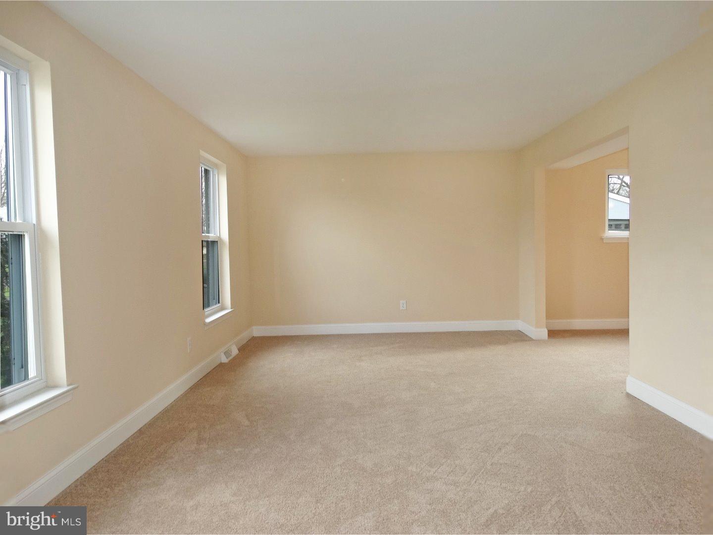 340 Bloomfield Road Warminster, PA 18974 - Photo 4 of 20 Living Room