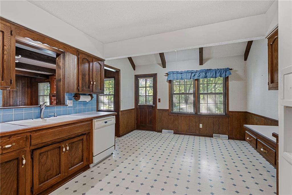4724 Mullen Road Shawnee, KS 66216 - Photo 8 of 37 Gallery Image 8