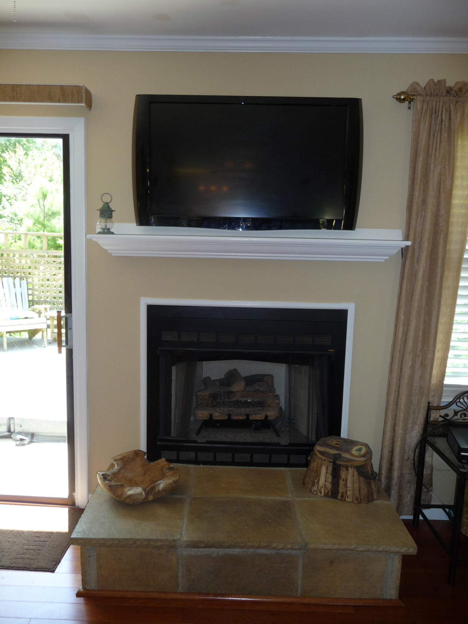 601 Garden Road Morehead City, NC 28557 - Photo 13 of 33 Gas log fireplace