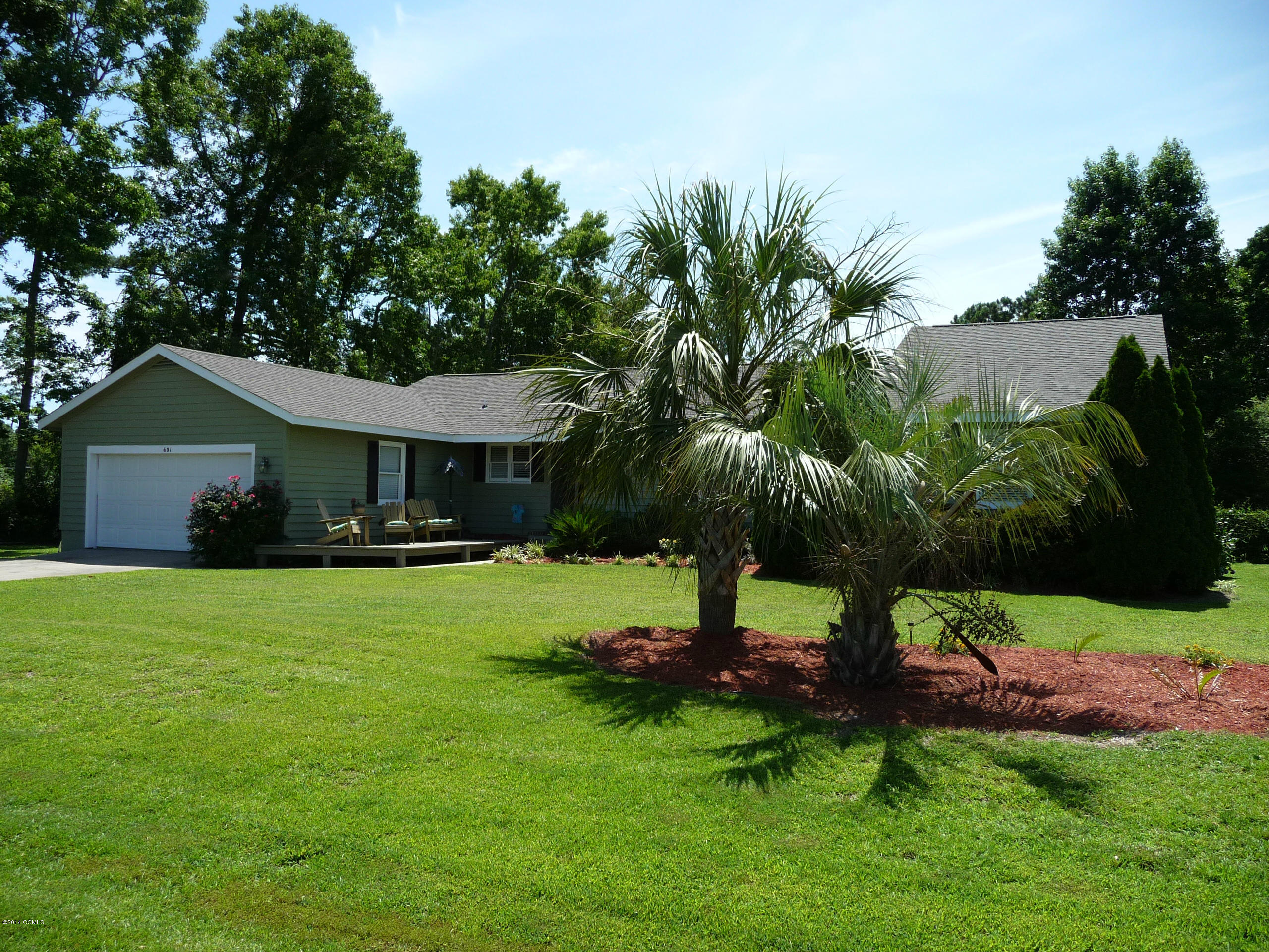 601 Garden Road Morehead City, NC 28557 - Photo 2 of 33 Lucious landscaping