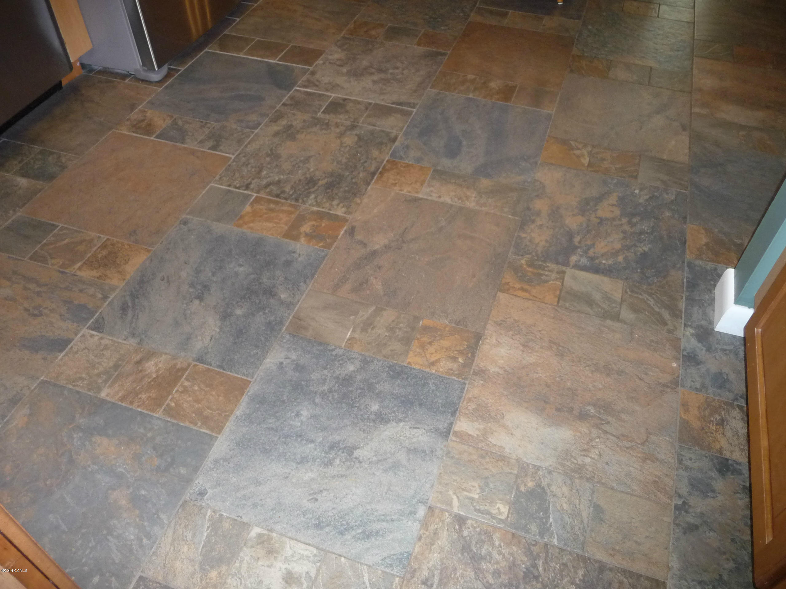601 Garden Road Morehead City, NC 28557 - Photo 9 of 33 Kitchen flooring