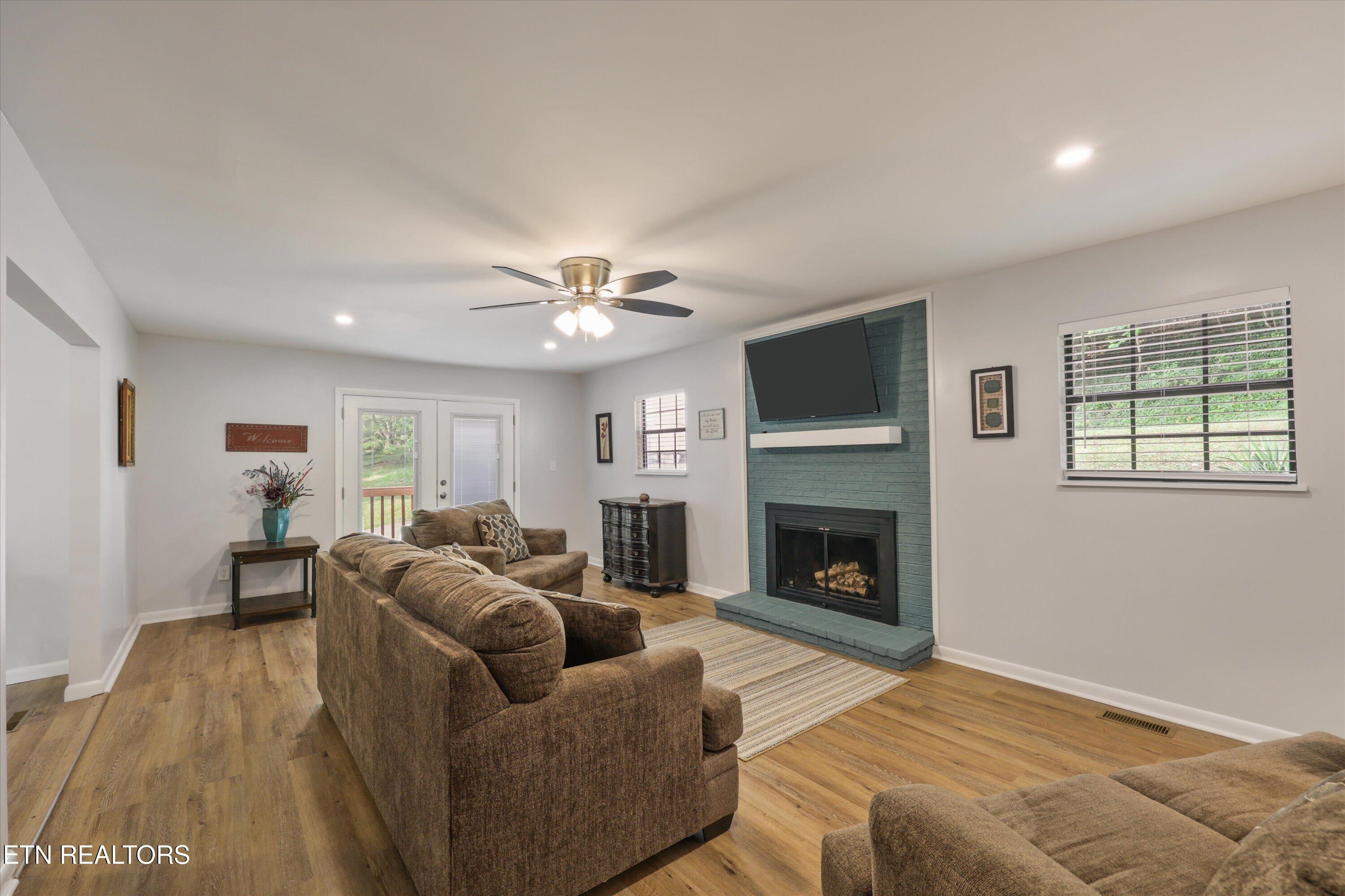 5524 Carter Road Knoxville, TN 37918 - Photo 20 of 57 Living Room
