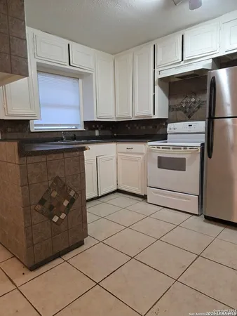 $1,200 | 915 East Frio Street, Pearsall, TX 78061