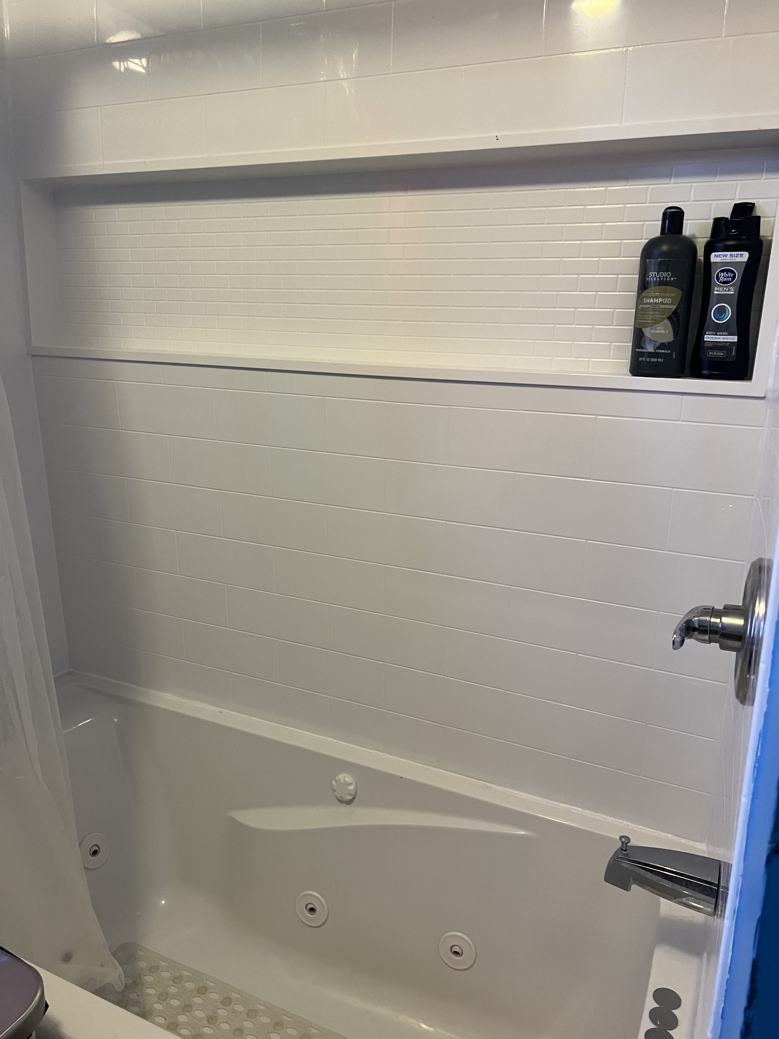 1315 Academy Road Portland, TN 37148 - Photo 17 of 29 a close up of a bathtub