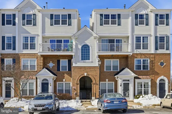 $432,000 | 5804 Katelyn Mary Place, Unit 304, Alexandria, VA 22310