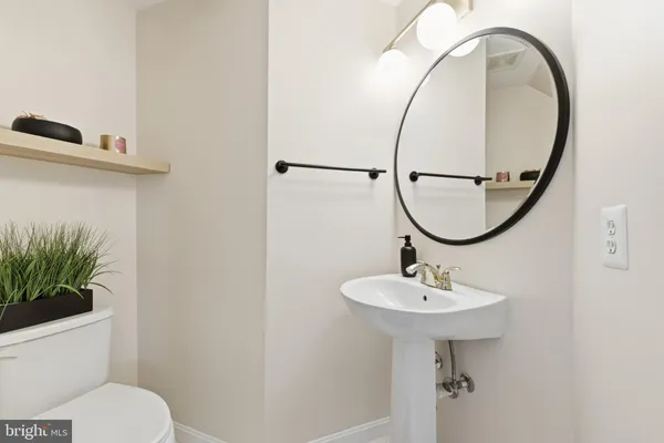 $432,000 | 5804 Katelyn Mary Place, Unit 304, Alexandria, VA 22310