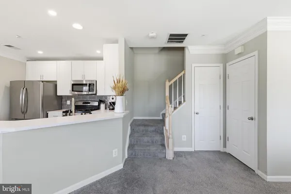 $432,000 | 5804 Katelyn Mary Place, Unit 304, Alexandria, VA 22310