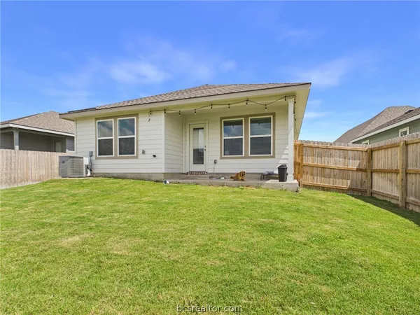 a view of a house with a backyard