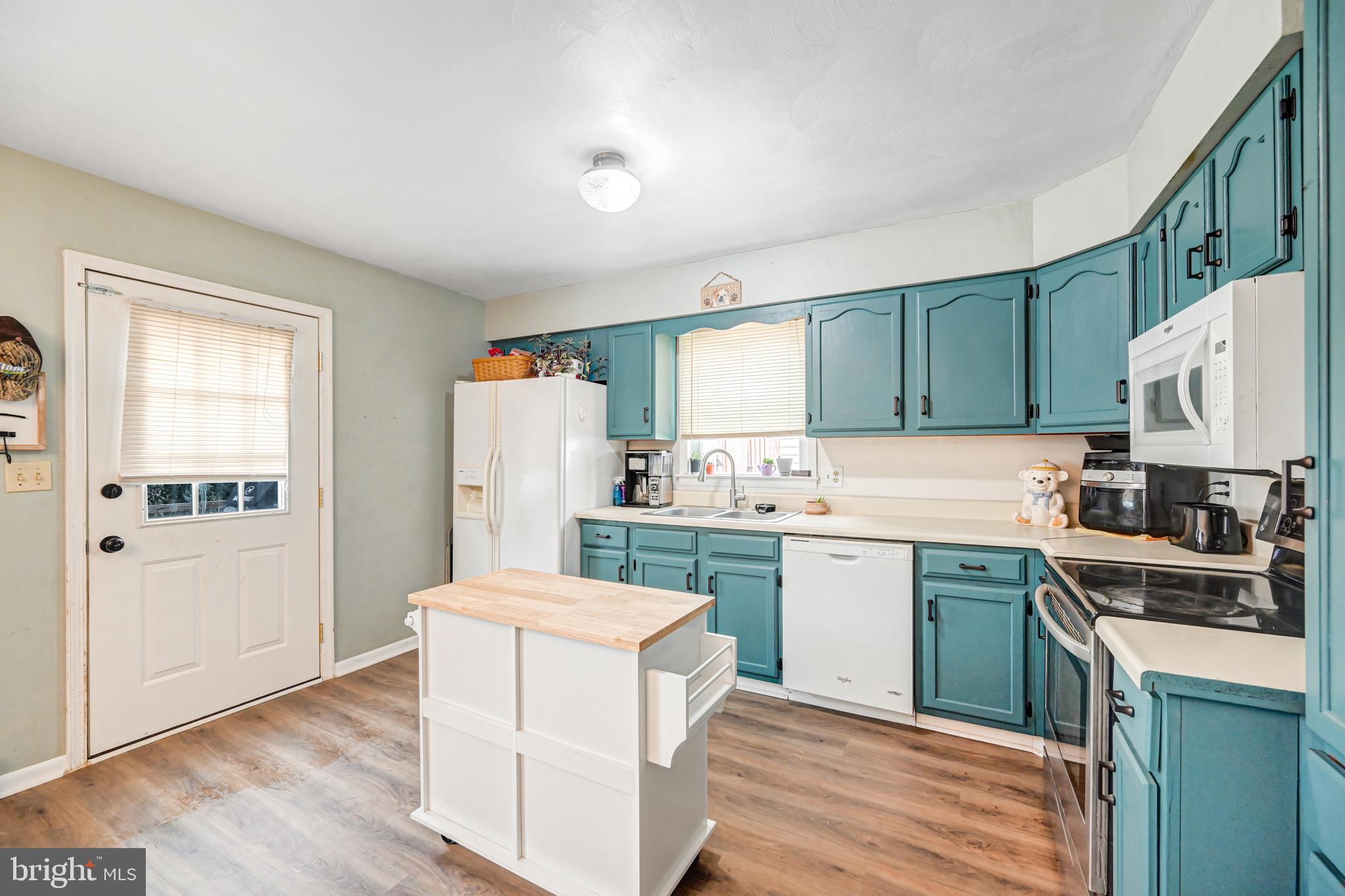 526 Hammond Avenue Hanover, PA 17331 - Photo 6 of 36 Kitchen w/ laminate flooring