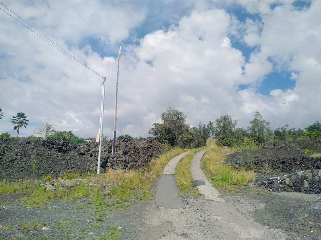 4 A Lot Captain Cook, HI 96704 - Photo 8 of 10 a view of a yard with wooden fence