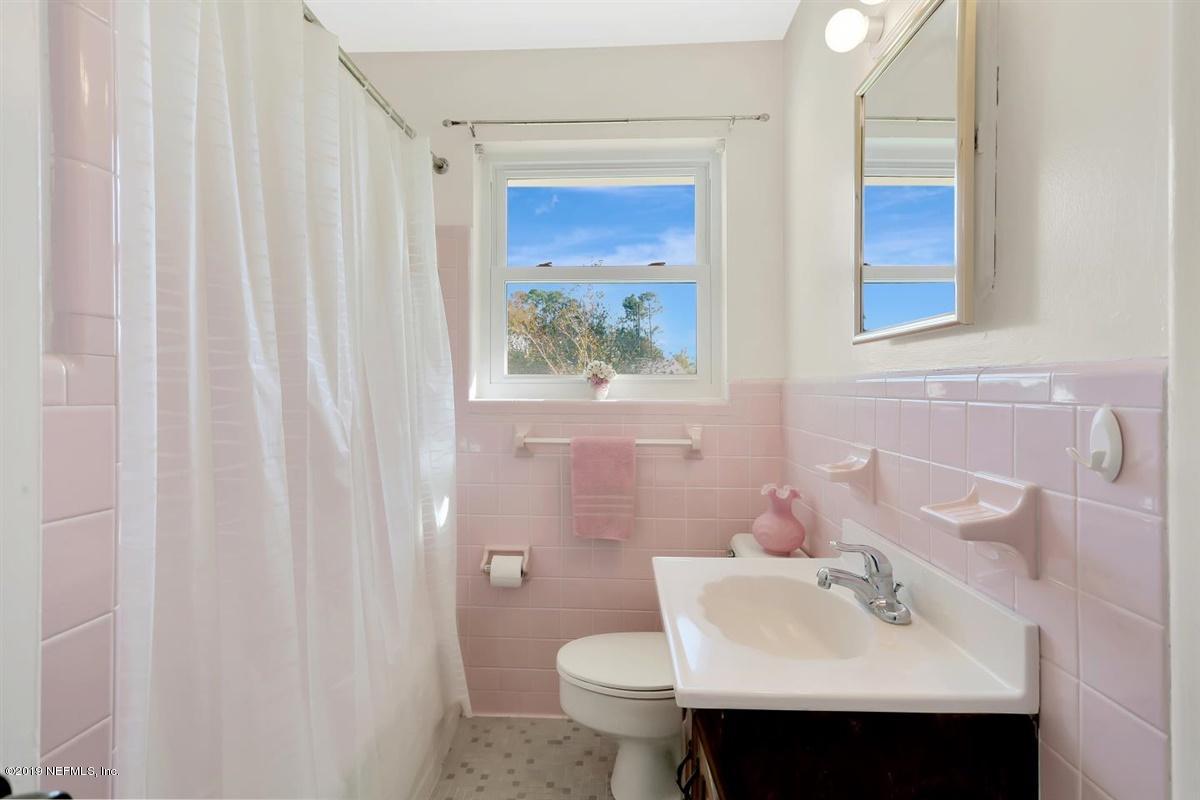731 Acapulco Road Jacksonville, FL 32216 - Photo 15 of 18 Hall Bathroom