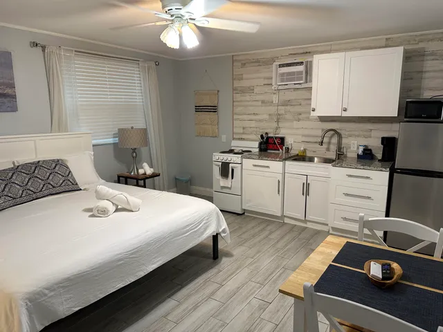 $1,700 | 1258 Beach Road, Unit 9 STUDIO, Singer Island, FL 33404