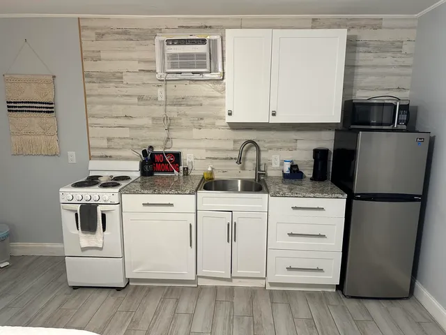 $1,700 | 1258 Beach Road, Unit 9 STUDIO, Singer Island, FL 33404