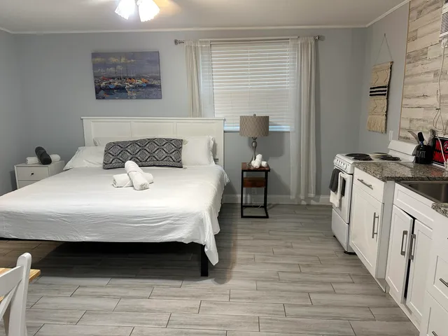 $1,700 | 1258 Beach Road, Unit 9 STUDIO, Singer Island, FL 33404