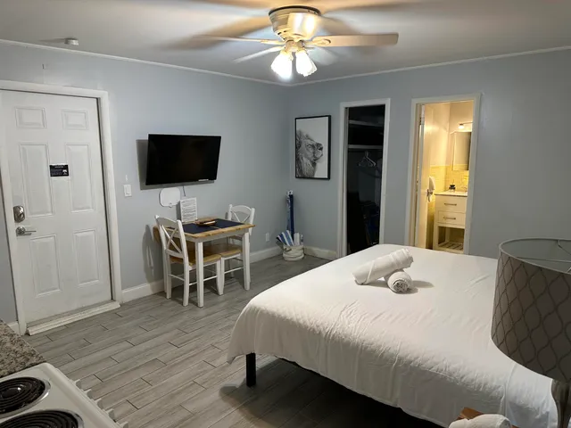 $1,700 | 1258 Beach Road, Unit 9 STUDIO, Singer Island, FL 33404