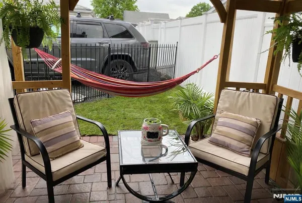 a view of an outdoor sitting area with furniture and garden