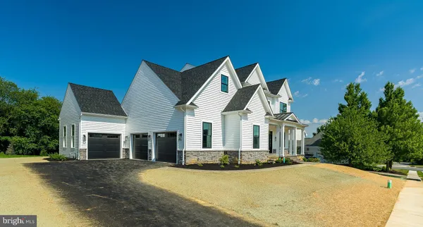 a view of a house with yard and garage
