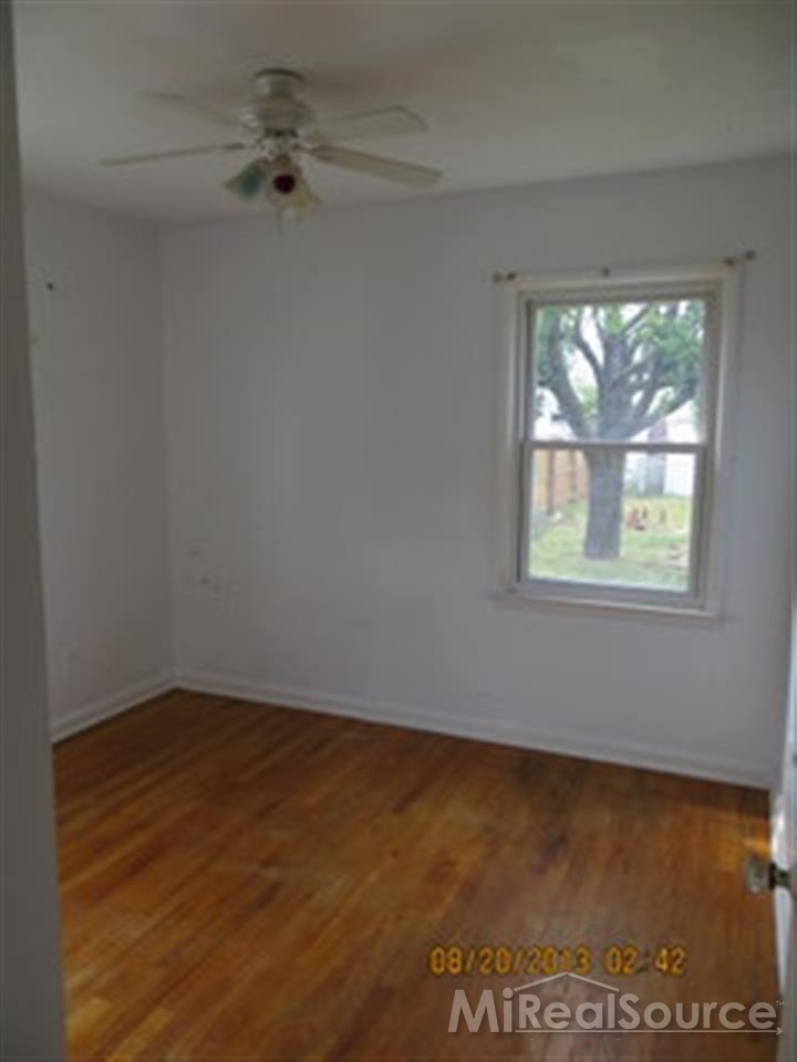 21863 Normandy Avenue Eastpointe, MI 48021 - Photo 9 of 10 31164399-8.JPG