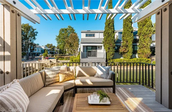 $1,950,000 | 19 Waterway, Unit 9, Irvine, CA 92614