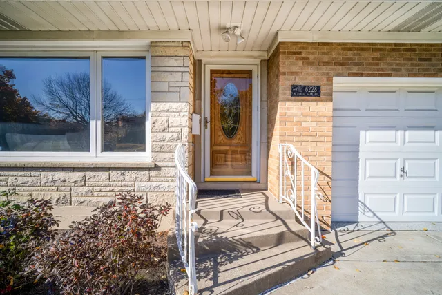 $684,000 | 6228 North Forest Glen Avenue, Chicago, IL 60646