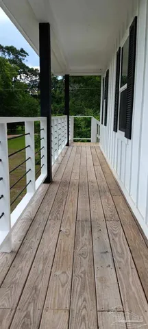 a view of a house with backyard and garden