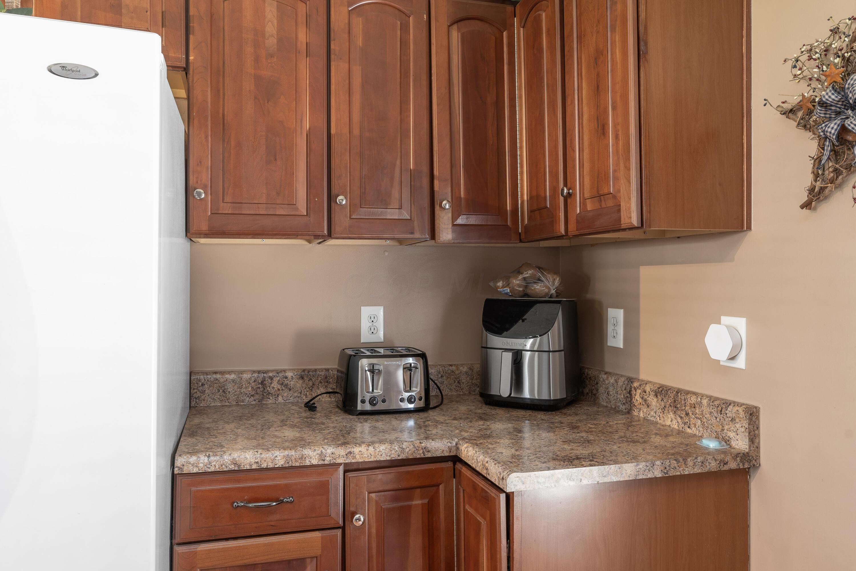 1691 Dyer Road Grove City, OH 43123 - Photo 22 of 108 Plenty of cabinets and counter space