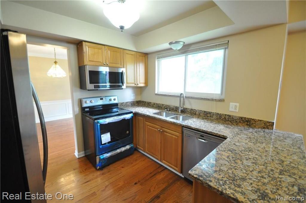 870 Dahlia Lane Rochester Hills, MI 48307 - Photo 21 of 35