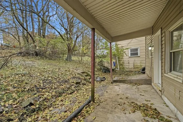 a view of a pathway with a house