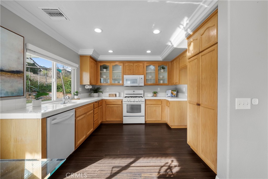 28328 Foothill Road Castaic, CA 91384 - Photo 9 of 38