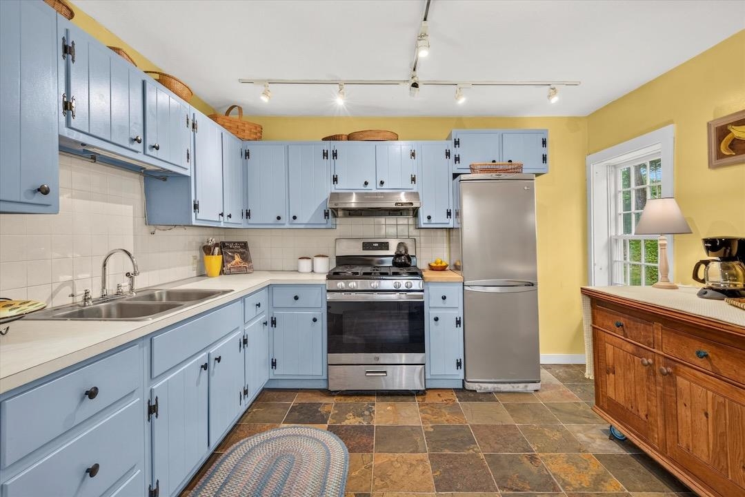 606 Old Stowell Hill Road Londonderry, VT 05148 - Photo 18 of 44