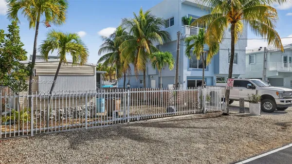 $990,000 | 261 Burgundy Drive, Tavernier, FL 33070