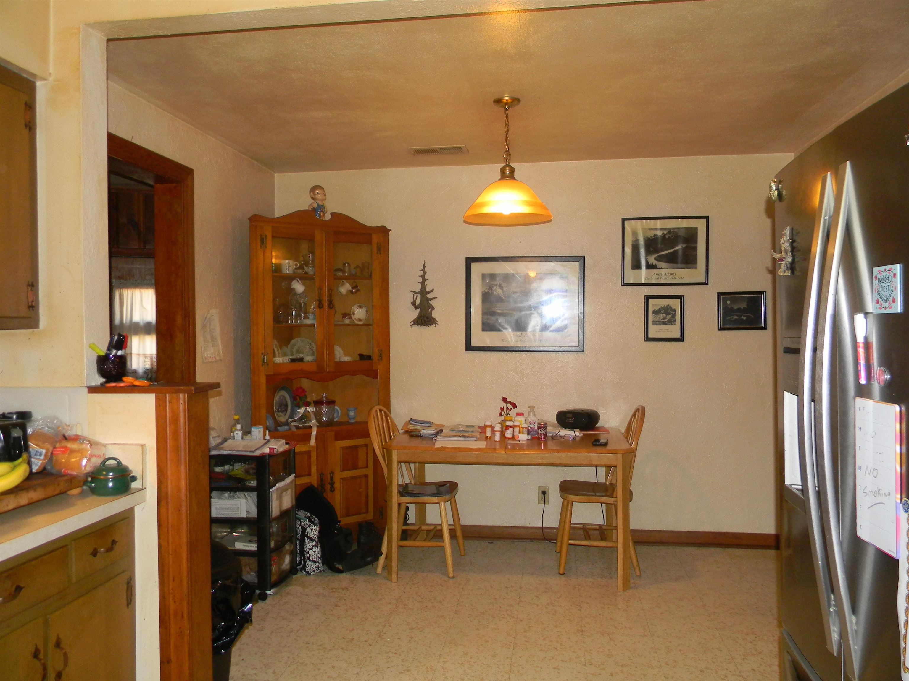 5558 Crestview Road Memphis, TN 38134 - Photo 22 of 32 a room with furniture and a lamp