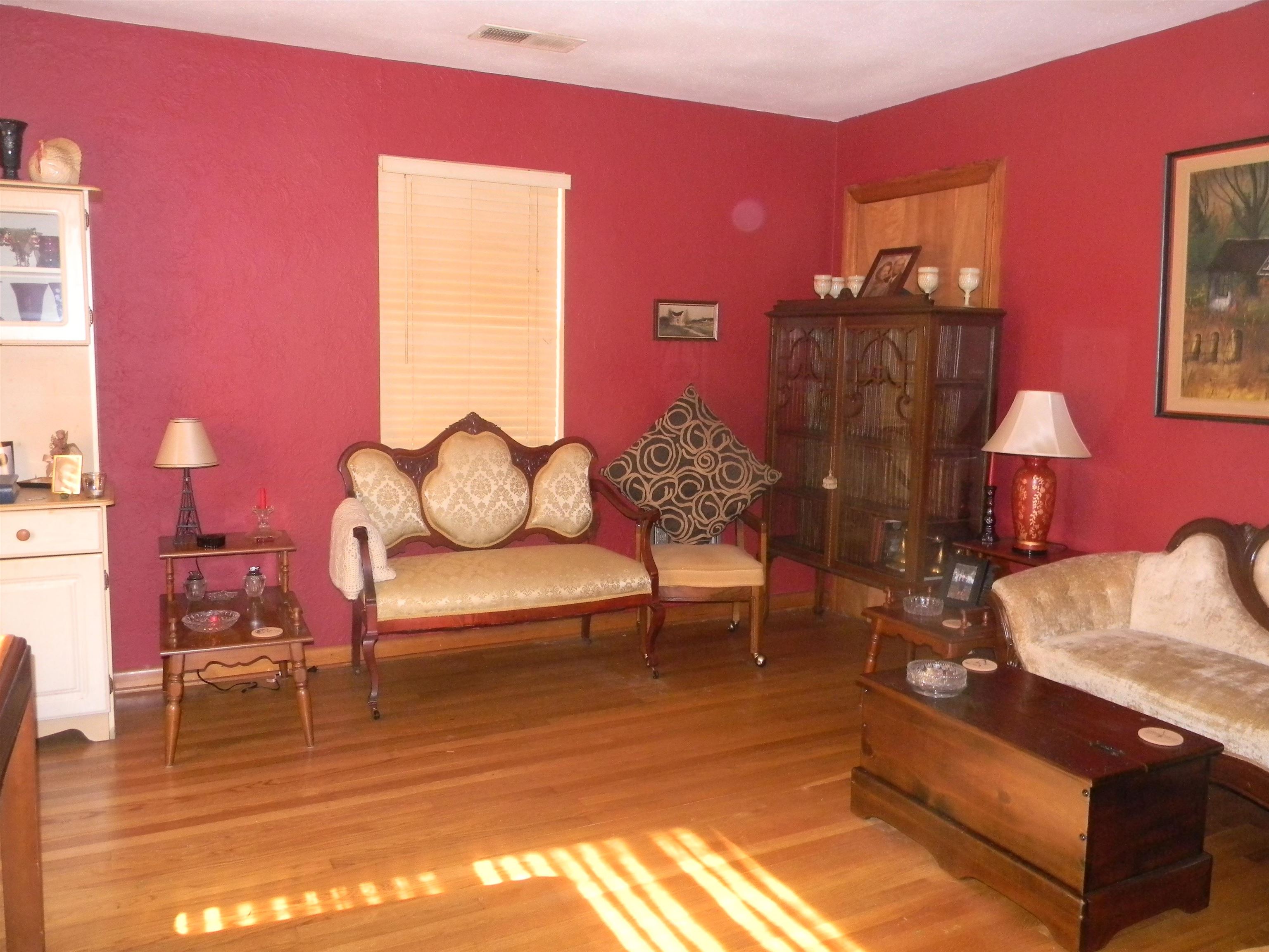5558 Crestview Road Memphis, TN 38134 - Photo 25 of 32 a living room with furniture and a potted plant