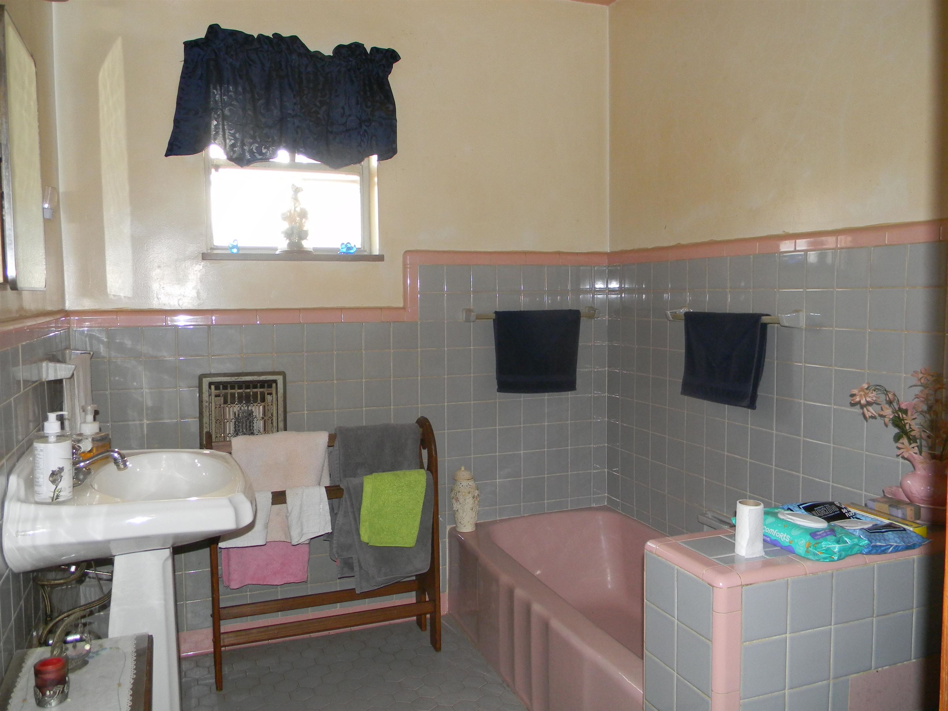 5558 Crestview Road Memphis, TN 38134 - Photo 28 of 32 a bathroom with a sink and a bathtub
