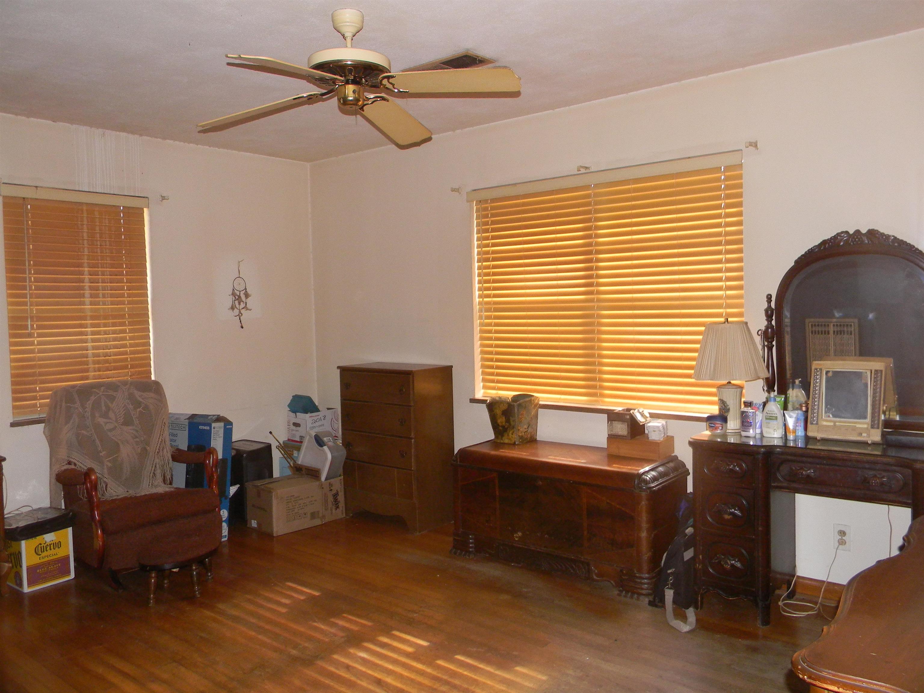 5558 Crestview Road Memphis, TN 38134 - Photo 30 of 32 a living room with furniture and a window