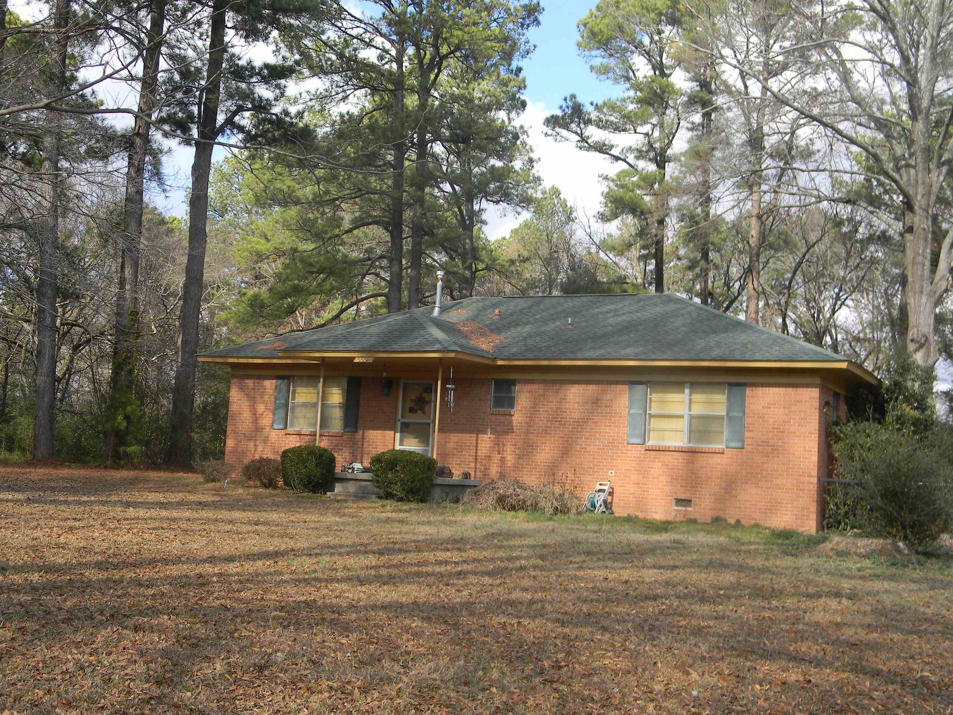 5558 Crestview Road Memphis, TN 38134 - Photo 3 of 32 a front view of a house with garden