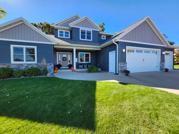 704 Knollwood Drive, Holmen, WI 54636