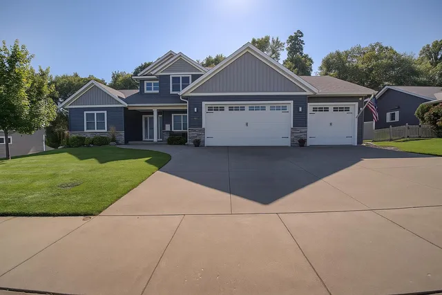 $634,900 | 704 Knollwood Drive, Holmen, WI 54636