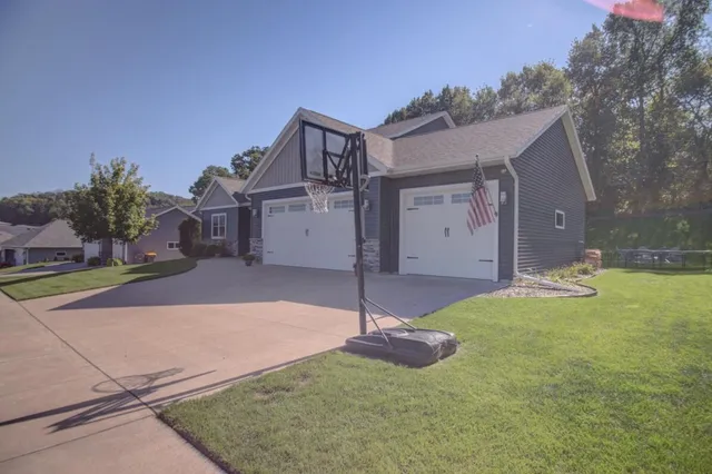 $634,900 | 704 Knollwood Drive, Holmen, WI 54636