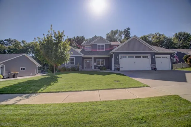 $634,900 | 704 Knollwood Drive, Holmen, WI 54636