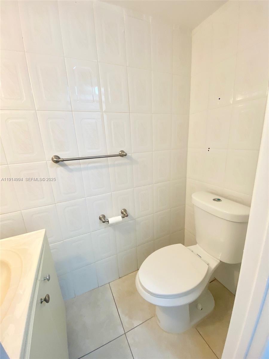 6568 Southwest 41st Place, Unit 151 Davie, FL 33314 - Photo 26 of 65 a white toilet sitting next to a bath tub