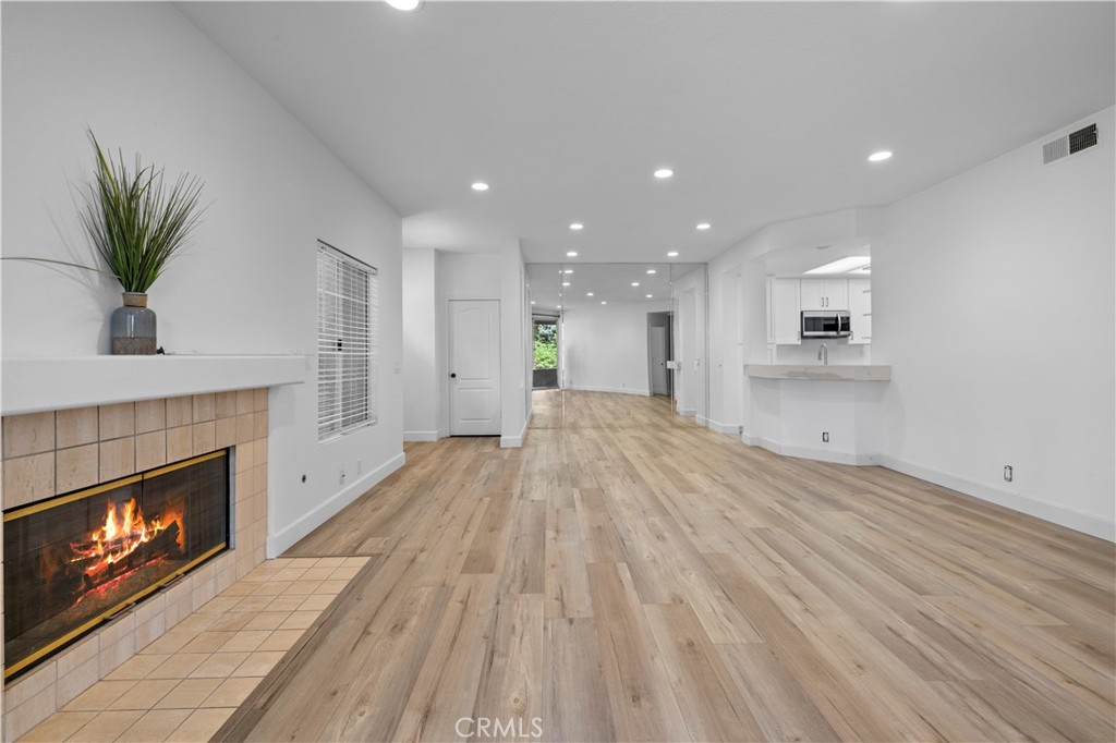 43 Auburn Aisle Irvine, CA 92612 - Photo 3 of 19 Living rom looking into the kitchen.