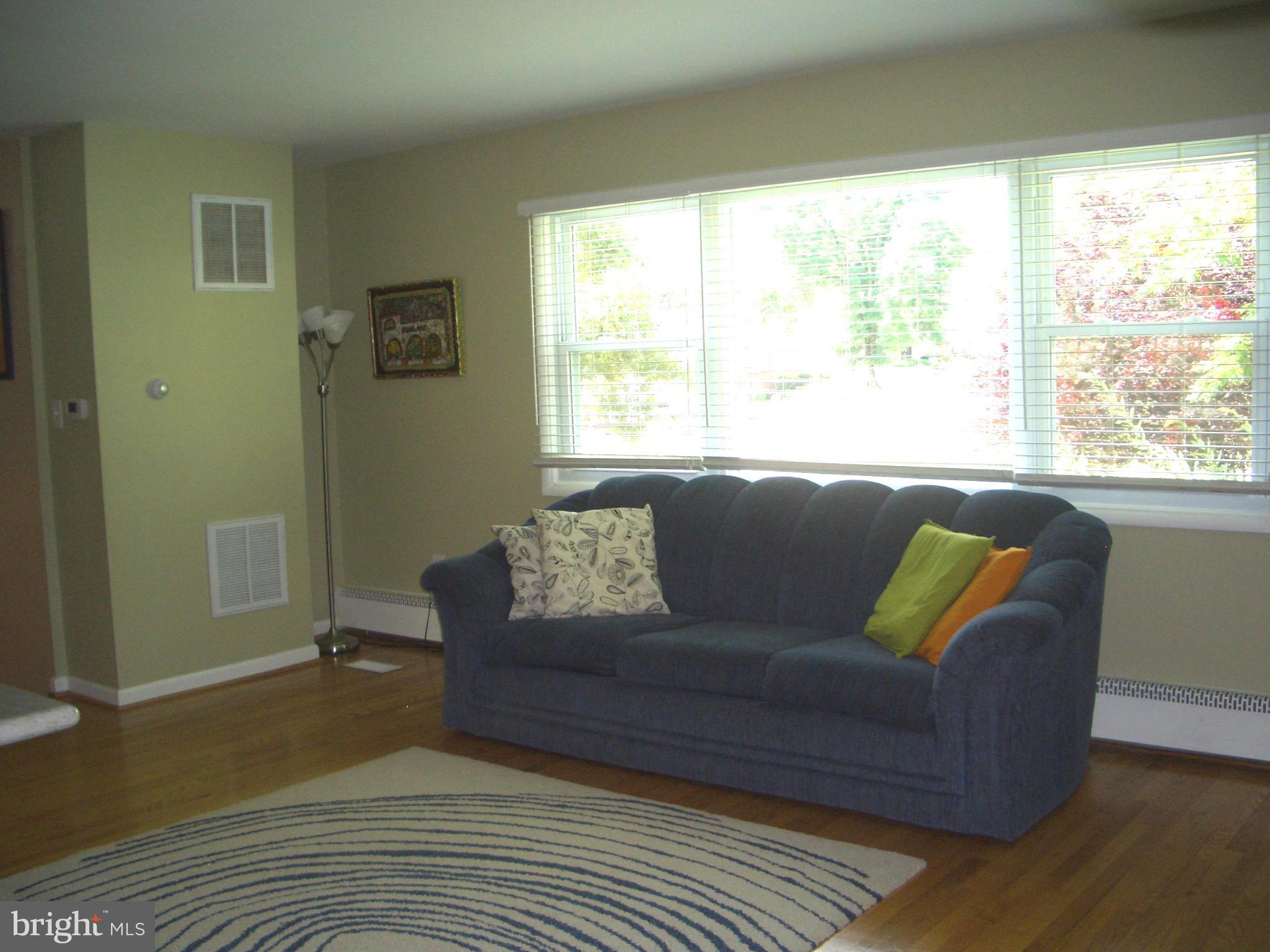 6612 Hunter Road Elkridge, MD 21075 - Photo 8 of 30 Living Room
