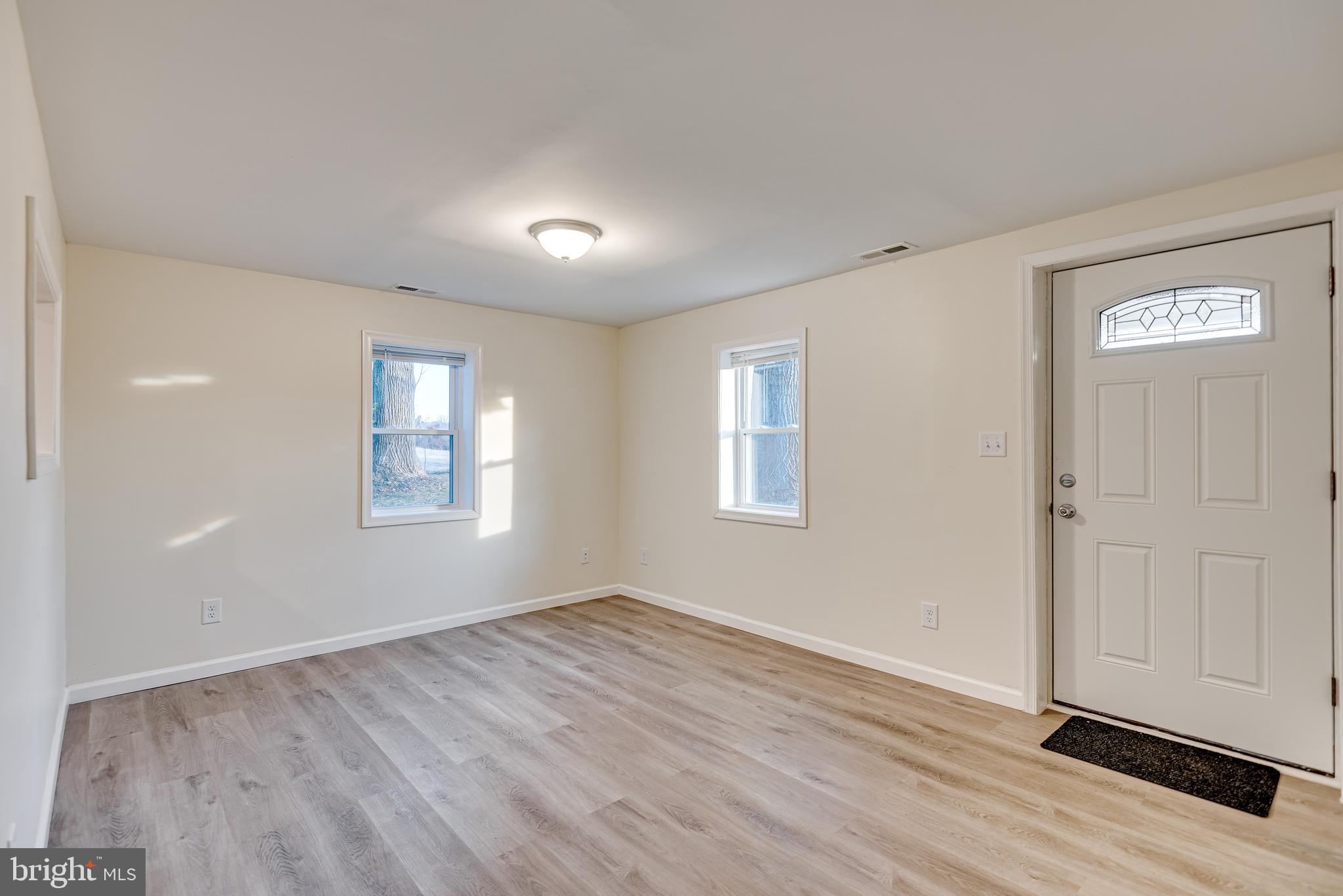 1558 Bay Head Road Annapolis, MD 21409 - Photo 5 of 33 Living Room