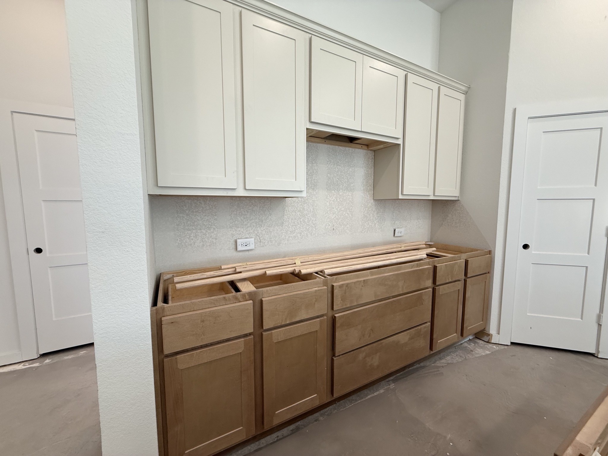 13051 Wandering Rdg Lane Conroe, TX 77302 - Photo 4 of 18 Beautiful two tone cabinets. Pardon our mess, still under construction.