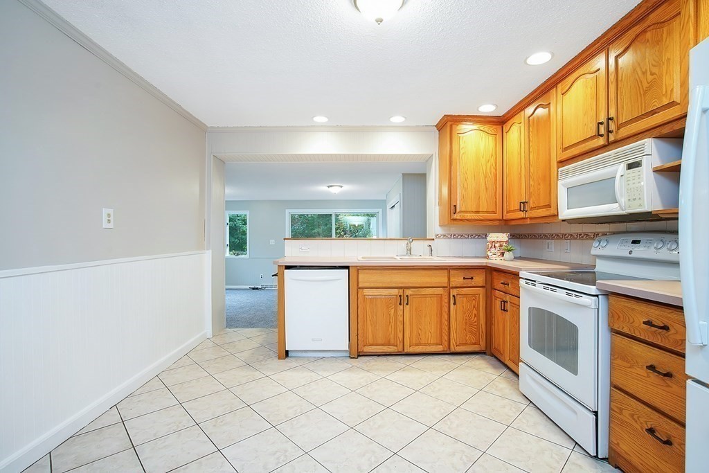 645 Allen Street Springfield, MA 01118 - Photo 8 of 29